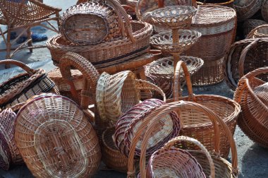 Söğüt ağacından yapılmış Wicker ürünleri.
