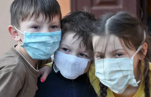 Bambini Della Stessa Famiglia Durante Quarantena All Aperto Vicino Casa — Foto Stock