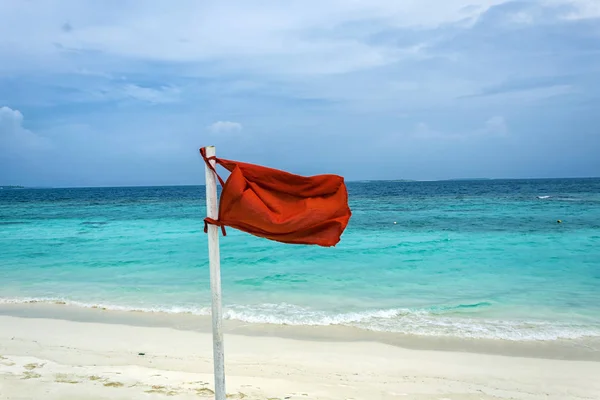 Bandeira Vermelha no Vento — Fotografia de Stock