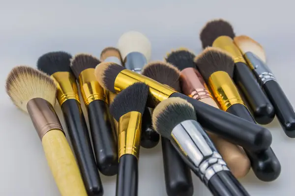 Makyaj fırçaları çok sayıda