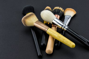 Siyah arka plan üzerine makyaj fırçaları