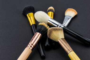 Siyah arka plan üzerine makyaj fırçaları