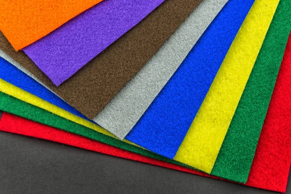 Çok renkli keçe parçaları