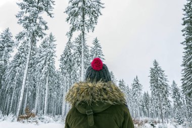 Kadın dağ keşfetmek