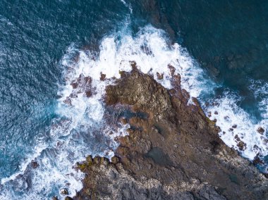 Granit kayalar üzerinde gran canaria, Kanarya Adaları, İspanya sahilde bir yere isabet Atlantik Okyanusu muhteşem renk ile kayalık çevre dron fotoğraf. 