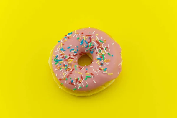 Donut sur fond jaune — Photo