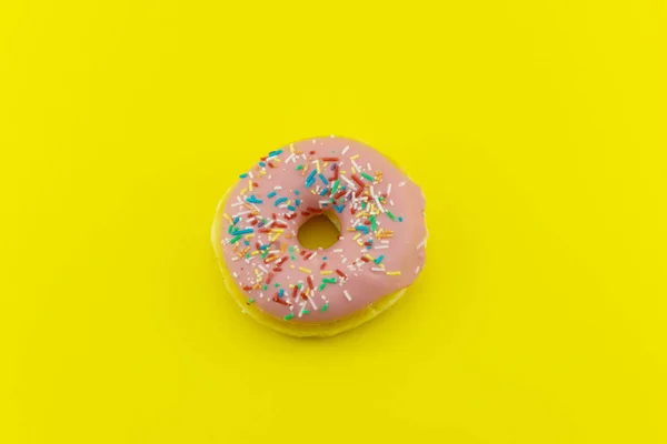 Donut sur fond jaune — Photo
