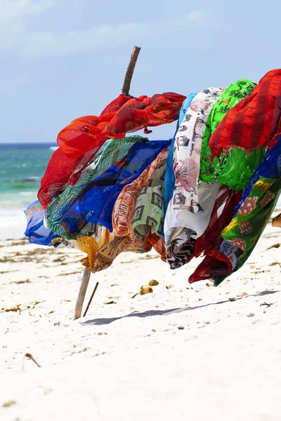 Різнокольоровий текстиль на пляжі — стокове фото