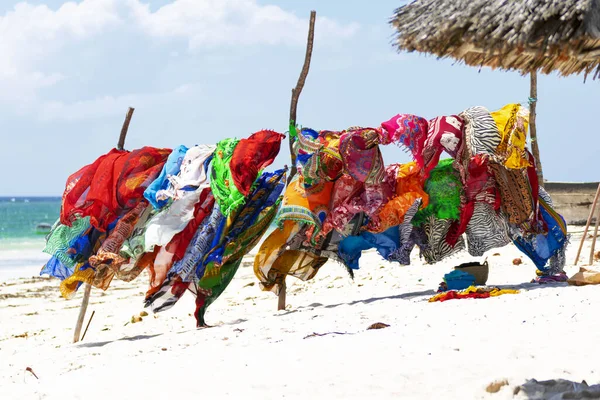 Têxteis multicoloridos na praia — Fotografia de Stock