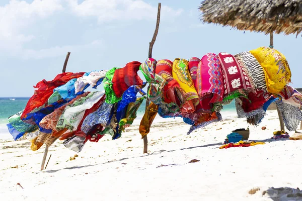 Têxteis multicoloridos na praia — Fotografia de Stock