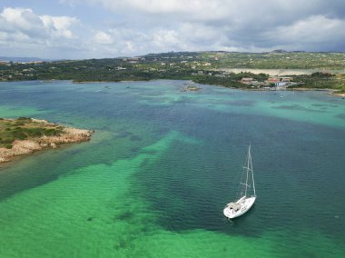 La Maddalena, Sardinya, İtalya 'dan etkileyici bir manzara. 