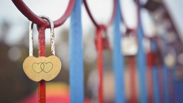 Vieux Cadenas Rouillé Forme Coeur Avec Deux Cœurs Gravés Sur — Photo