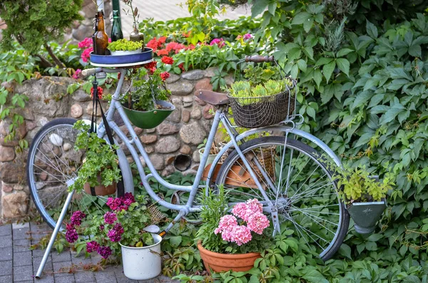 Старый Винтажный Велосипед Украшенный Цветами Зелеными Растениями Закрыть — стоковое фото