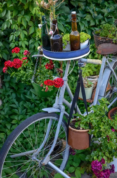 Altes Mit Blumen Und Grünen Pflanzen Verziertes Oldtimer Fahrrad Nahaufnahme — Stockfoto