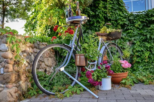 Altes Mit Blumen Und Grünen Pflanzen Verziertes Oldtimer Fahrrad Nahaufnahme — Stockfoto