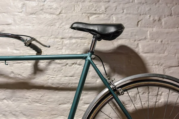 Nahaufnahme Eines Fahrrads Weißer Ziegelwand — Stockfoto