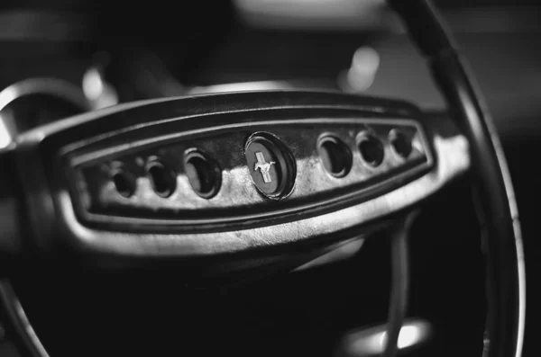 Eski model Ford Mustang arabasının içi. 