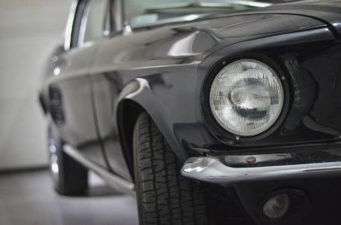 İlk nesil Ford Mustang arabasının ön kısmı. 