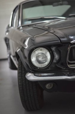 İlk nesil Ford Mustang arabasının ön kısmı. 