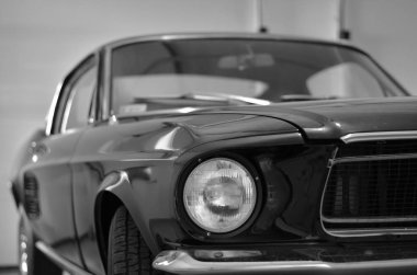 İlk nesil Ford Mustang arabasının ön kısmı. 