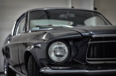 İlk nesil Ford Mustang arabasının ön kısmı. 