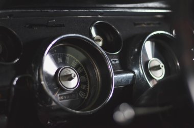 Eski model Ford Mustang arabasının içi. 