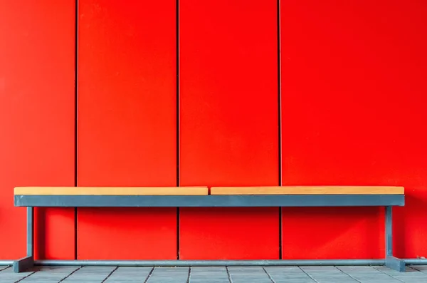 Banco Madera Sobre Fondo Rojo Creativo Copiar Espacio — Foto de Stock