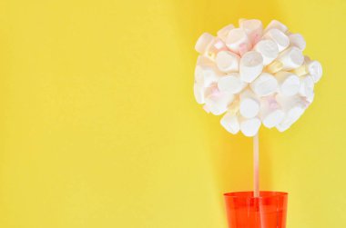 Renkli arkaplanda marşmelovdan yapılmış ağaç