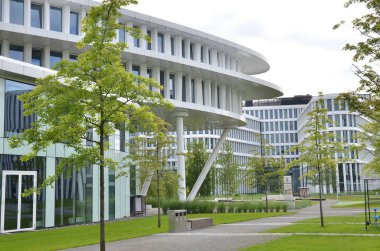 Varşova 2 iş bahçesi kompleksinde yaratıcı modern mimari.