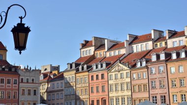 Krakow 'daki pazar meydanında mavi şeffaf gökyüzü olan eski tarihi binalar..