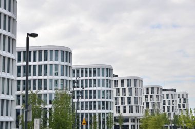 Varşova 2 'deki yeşil bölgeler ve modern mimarinin kombinasyonu yaratıcı iş kompleksi.