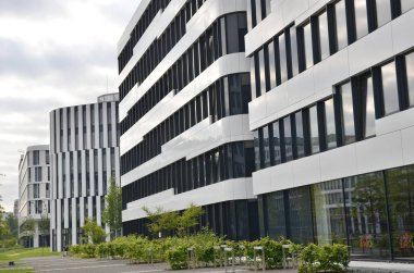 Varşova 2 'deki yeşil bölgeler ve modern mimarinin kombinasyonu yaratıcı iş kompleksi.