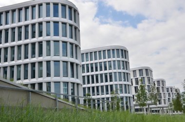 Varşova 2 'deki yeşil bölgeler ve modern mimarinin kombinasyonu yaratıcı iş kompleksi.