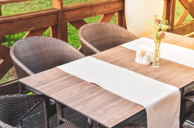 Gün batımında iskemleli parlak teras..