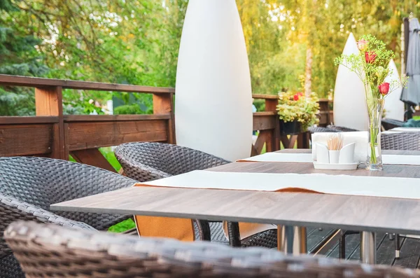 Helle Außenterrasse Mit Rattanstühlen Bei Sonnenuntergang — Stockfoto