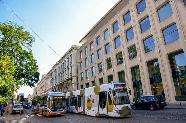 Brüksel sokaklarında geleneksel tramvaylar.