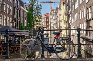 Amsterdam 'da köprülerde bisikletli kanallar. 