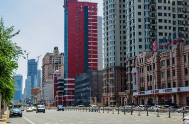 Harbin caddelerini arabalarla genişlet..