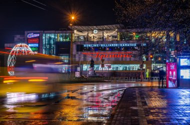 Havuza büyük bir Paskalya yumurtası yansıtılır. Lutsk 'ta bayram dönümü.