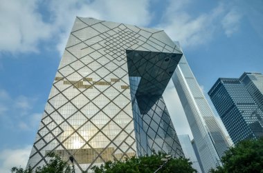 Pekin 'deki kapalı devre televizyon binası mavi gökyüzünün arka planında.