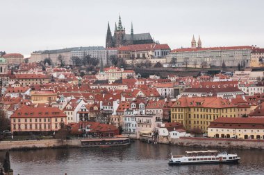 Prag 'da eski şehir ve nehir manzarası