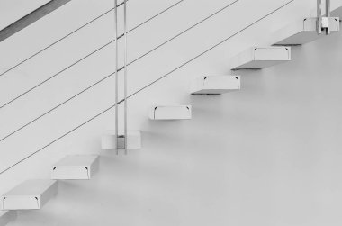 Duvara monte edilmiş beyaz ahşap merdivenler. Kapat..