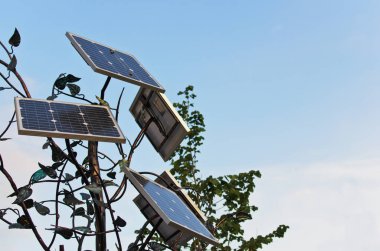 Şehir sokaklarındaki güneş panelleri. Yeşil enerji kavramı.