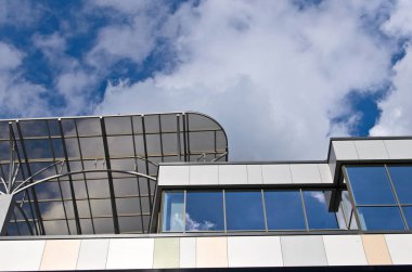 Camdan yapılmış modern lüks apartman kompleksi manzarası. Aşağıdan görüntüle. 