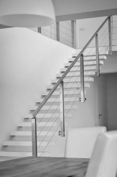 Falra Szerelt Fehér Fából Készült Lépcsők Részletei — Stock Fotó