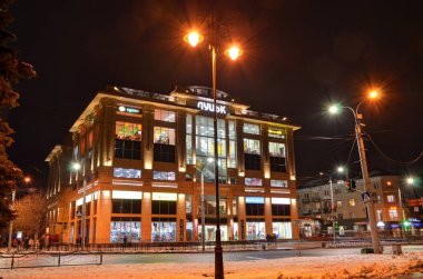 Geceleri merkez mağazası.