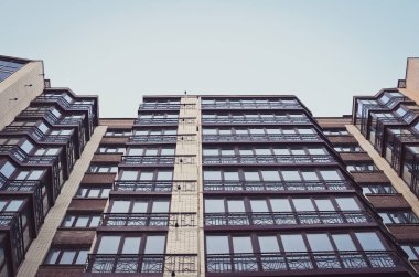 Camdan yapılmış modern lüks apartman kompleksi manzarası. Aşağıdan görüntüle. 