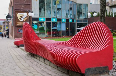 Şehir merkezinde yaratıcı modern kırmızı bank.
