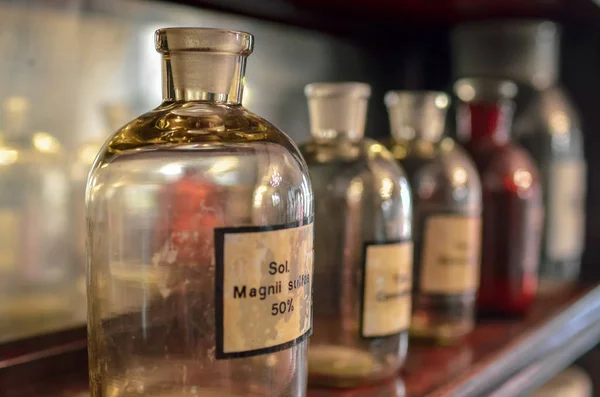 Интерьер Аптечного Музея Стеклянные Бутылки Имеют Белые Этикетки Латинскими Надписями — стоковое фото