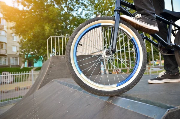 Primo Piano Del Ciclista Bmx Nel Parco Pattinaggio Estremo — Foto Stock